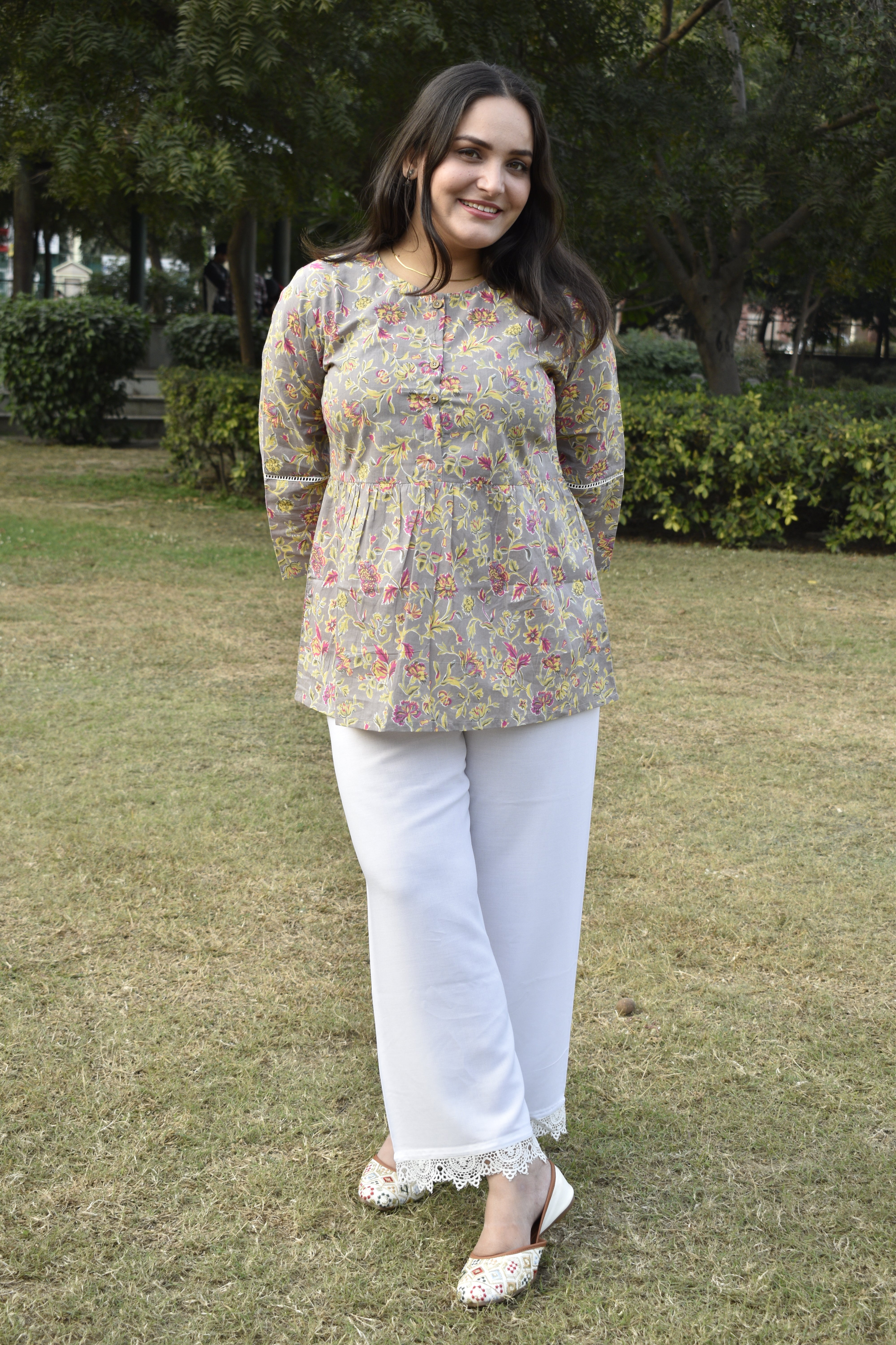 Peach Floral Printed CottoPastel Grey Floral Printed Cotton Kurti with Lace Detailing | Paired with White Straight Pants | Elegant Everyday Indo-Western Co-ord Setn Shrug-Style Kurti with Tassel Tie | Indo-Western Casual Wear for Women (Copy)